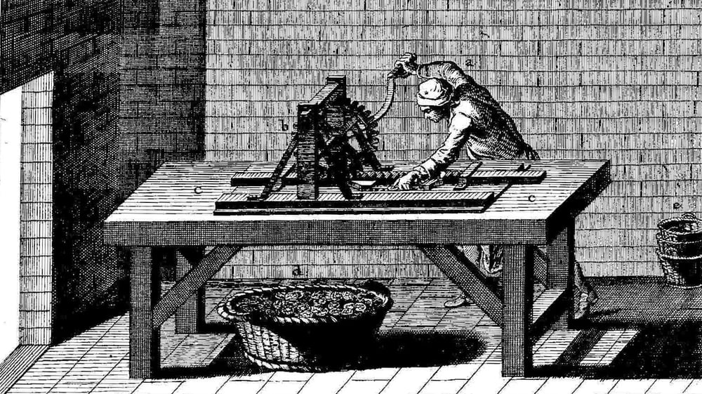Kupferstich: Ein Mann bedient an einem langen Tisch eine Maschine, die Schrift auf den Rand der Münzen prägt, darunter ein Korb