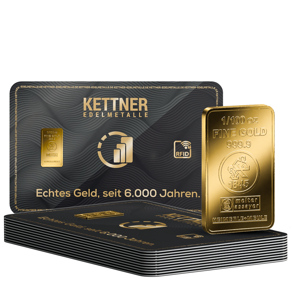 Stapel aus Karten von Kettner Edelmetalle, davor ein Goldbarren zu 1/100 oz