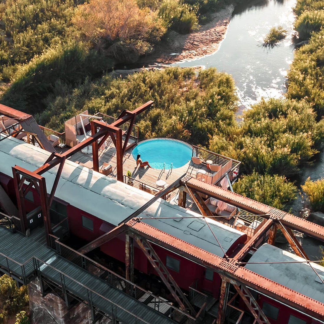 Pool-Deck des Kruger Shalati aus der Luft — direkt über dem Sabie River