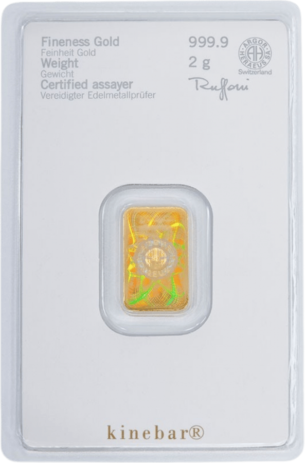 Kinebar in its blister, the back with the shimmering Kinegram, above it fineness, weight, the signature of the sworn precious metals assayer and the seal of Argor-Heraeus