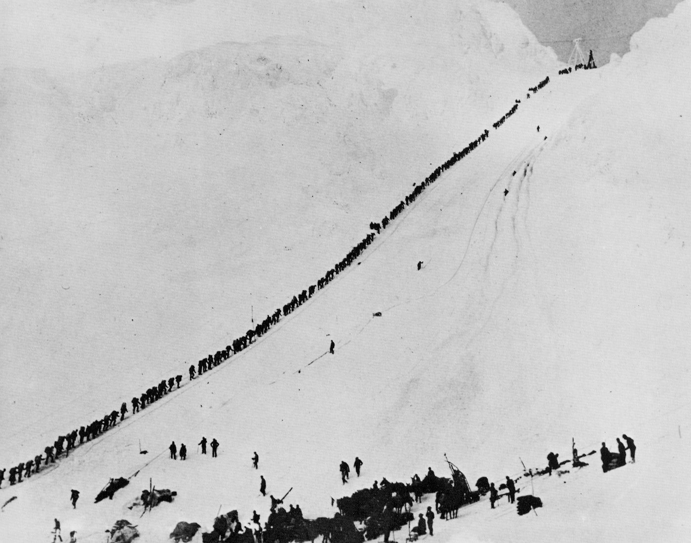 Goldsucher am Chilkoot Pass, 1898. Zwei Jahre nach dem Fund am Klondike.