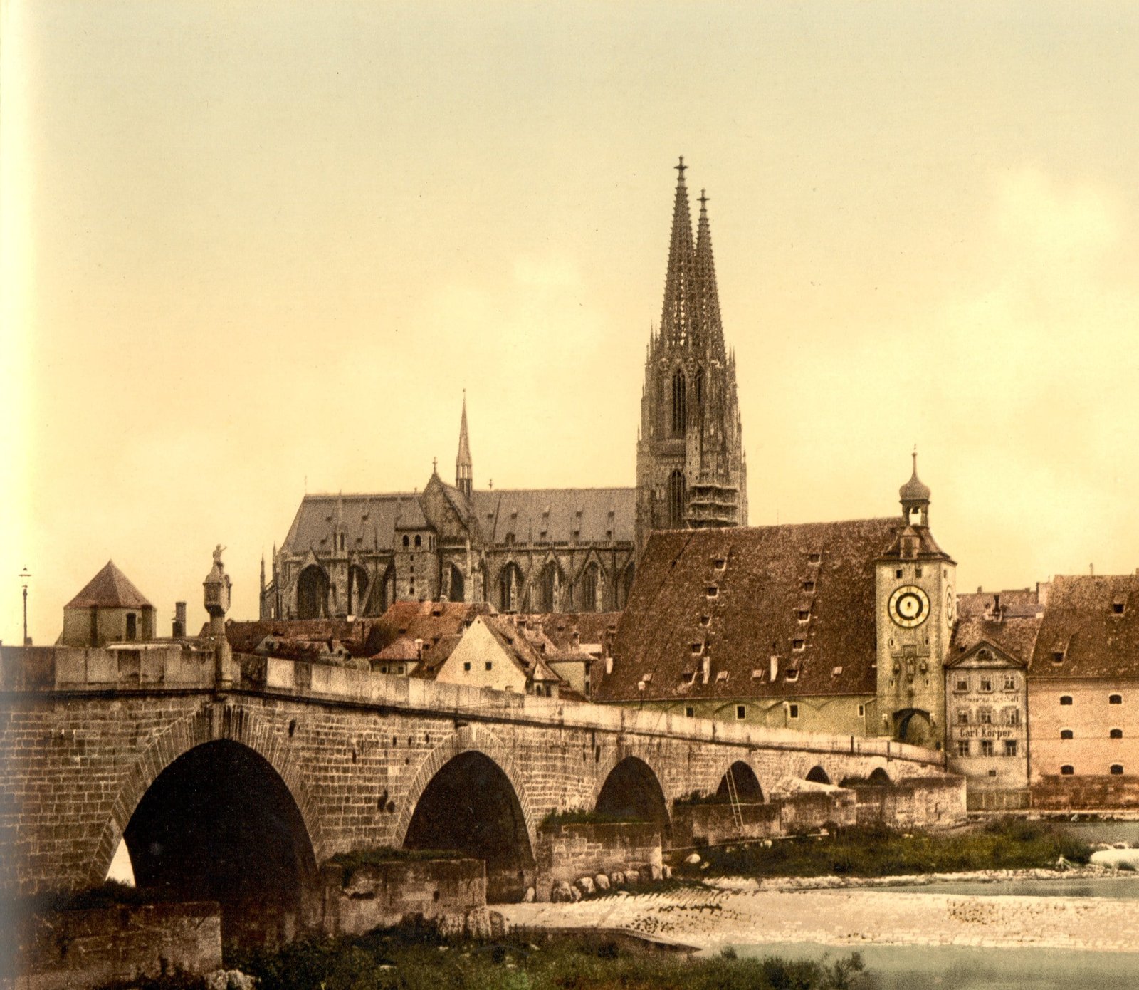 Photochrom von Regensburg, um 1890 bis 1900: die Steinerne Brücke, dahinter der Dom mit seinen zwei Türmen, rechts der Brückturm