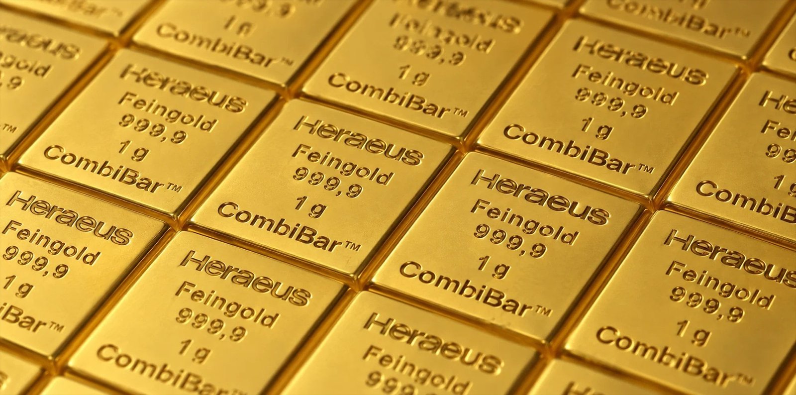 Nahaufnahme einer Goldtafel schräg von oben: viele kleine Felder mit der Aufschrift Heraeus, Feingold 999,9, 1 g und CombiBar, getrennt durch schmale Rillen