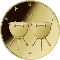 50‑Euro‑Goldmünze Pauke 2021, Bildseite: zwei Pauken mit gekreuzten Schlägeln darüber, am Rand der Schriftzug PAUKE