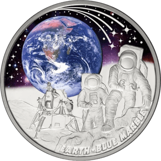 Blue Marble 2022, silver, reverse: two astronauts and the lunar module on the Moon, with Earth above
