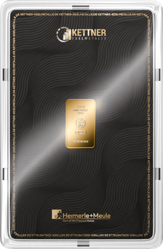 Schwarze Karte von Kettner Edelmetalle in einer klaren Hülle, in der Mitte ein Goldbarren zu 2,5 Gramm von Heimerle + Meule