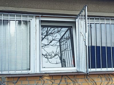 Fenstergitter mit Nottür