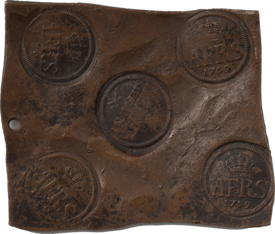 Fast rechteckige, leicht gewellte Kupferplatte mit fünf runden Stempeln, in vier davon Krone, Monogramm und die Jahreszahl 1759