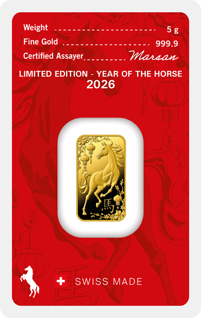 Lingote de oro con un caballo en pleno salto, farolillos, ramas en flor y el carácter 馬, en la tarjeta roja del año del Caballo 2026