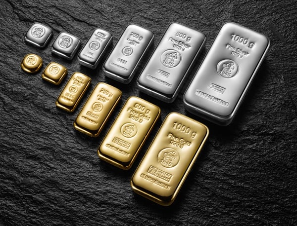 Gold- und Silberbarren von Heimerle + Meule auf Schiefer