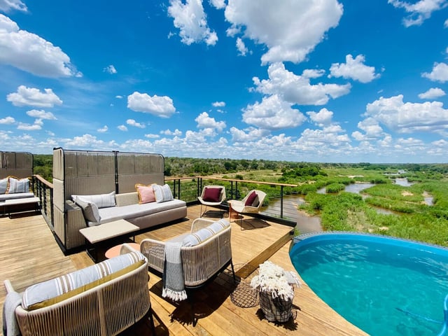 Das Pool-Deck des Kruger Shalati hoch über dem Busch