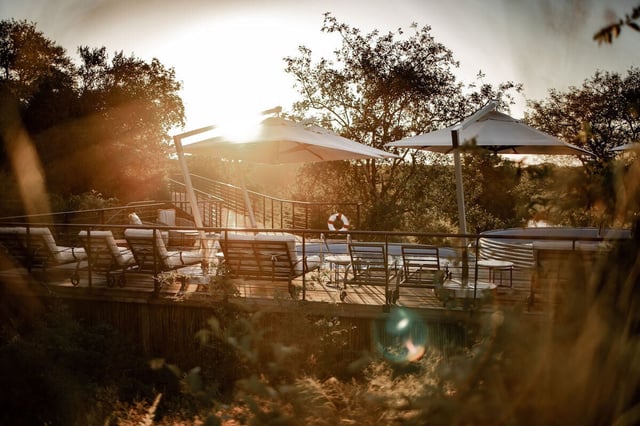 Sonnenuntergang auf dem Pool-Deck des Kruger Shalati
