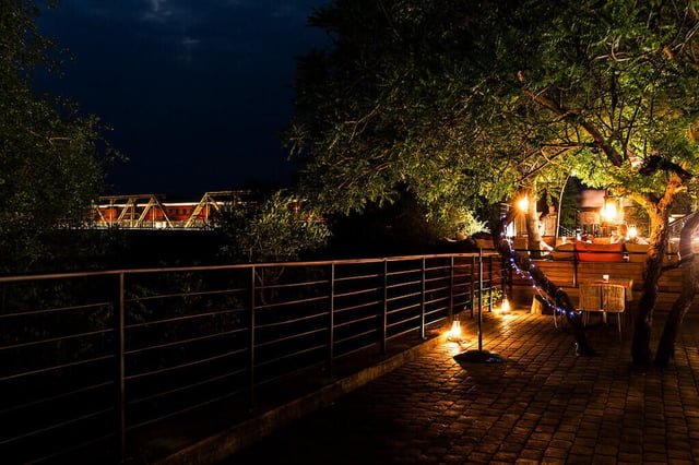 Der beleuchtete Zug des Kruger Shalati bei Nacht
