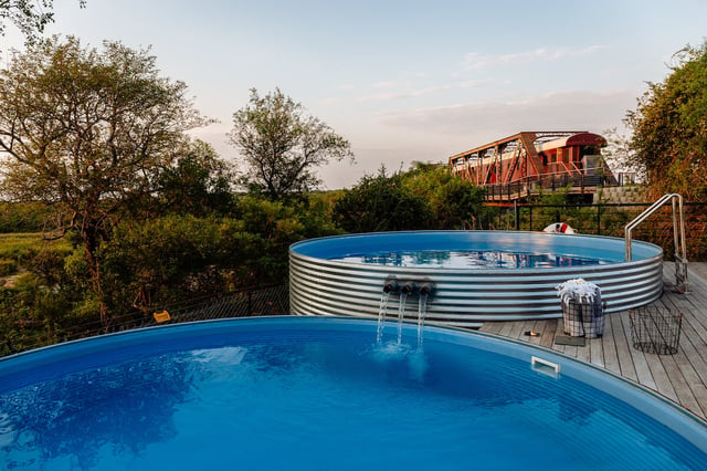 Pool an der Brückenkante