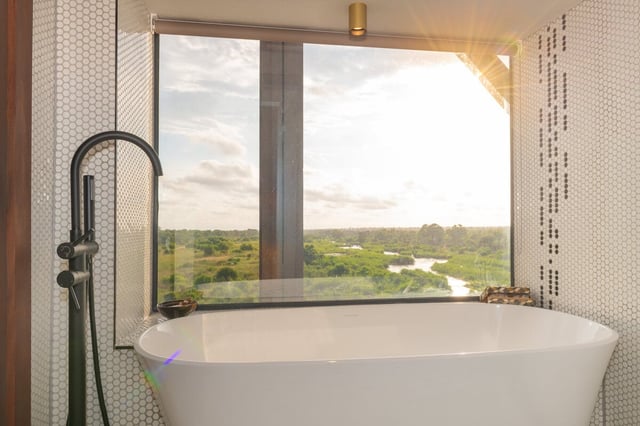 Badewanne mit Blick in den Busch