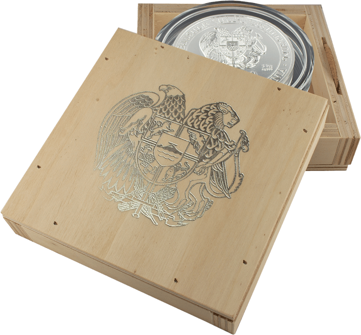 Light wooden box with the coat of arms in silver on the lid, inside it the coin in its capsule