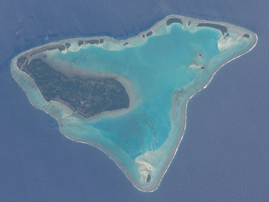Aitutaki von der Raumstation: die Hauptinsel mit der Landebahn, ringsum ein dreieckiges Riff mit der Lagune