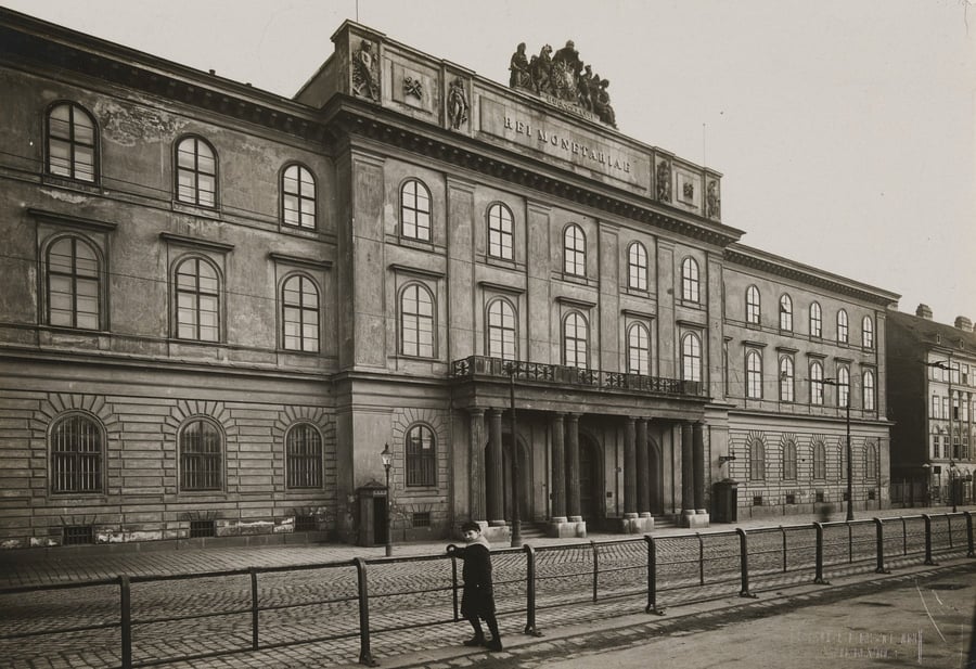 Das Hauptmünzamt am Heumarkt in Wien um 1910, Fassade mit Säulenportal